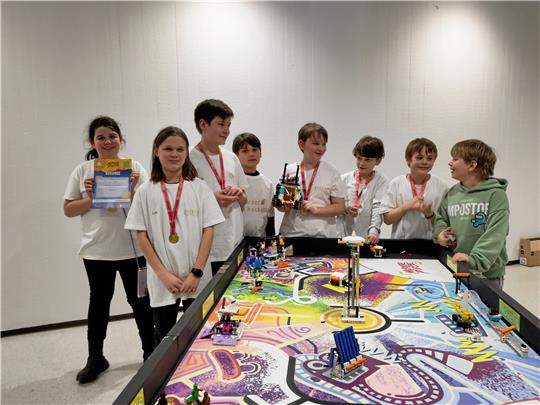 Die „Harzer Lego Rockets“ aus dem Werner-von-Siemens-Gymnasium erreichen mit ihrem Lego-Roboter beim Wettbewerb einen Platz im Viertelfinale. Foto: Privat