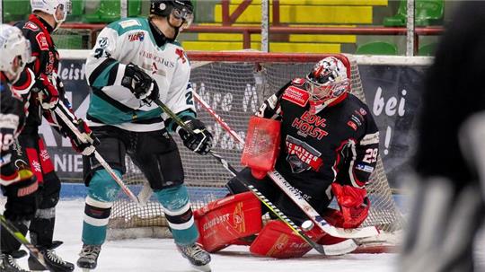 Die Harzer Mauer: Falken-Schlussmann Taylor Dupuis hat in den bisherigen drei Play-off-Begegnungen gegen Bremen und Harsefeld jeweils nur einen Gegentreffer zugelassen. 