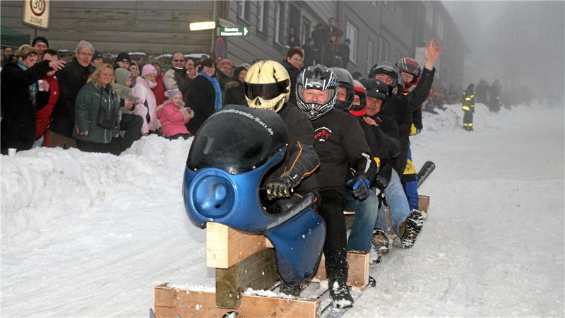 Volksrodeln: Ein Event mit Geschichte kehrt in den Oberharz zurück Die Harzer Motorradfreunde sind mit ihrem außergewöhnlichen Schlitten 2010 ein Hingucker.