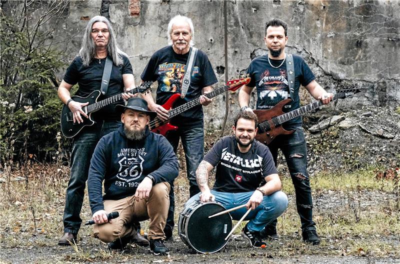 Walpurgisfeiern in Altenau und Bad Grund Die Harzer Rockband „Crew X“ tritt am Freitag in Bad Grund auf. Foto: Privat