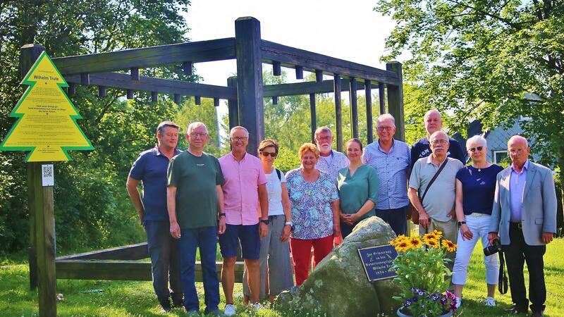Die Harzer-Roller-Freunde stellen eine Blumenschale am Trute-Denkmal nieder, mit dabei auch Stadtheimatpfleger Jochen Klähn (rechts) und Weltmeister Hans Tembler (3.v.li.).