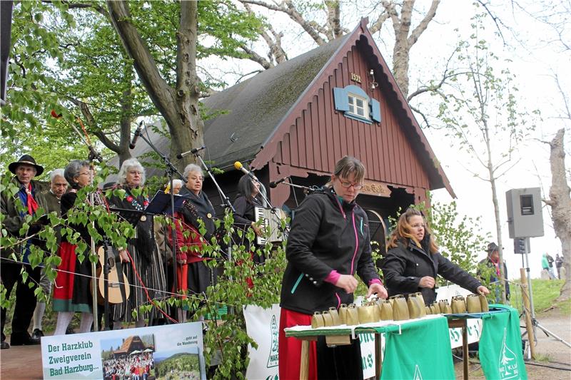 Brauchtum bekommt ein neues Ambiente Die Harzromantiker aus Ildehausen sind seit vielen Jahren mit Gesang und Glockenklang beim Maisingen zu erleben.