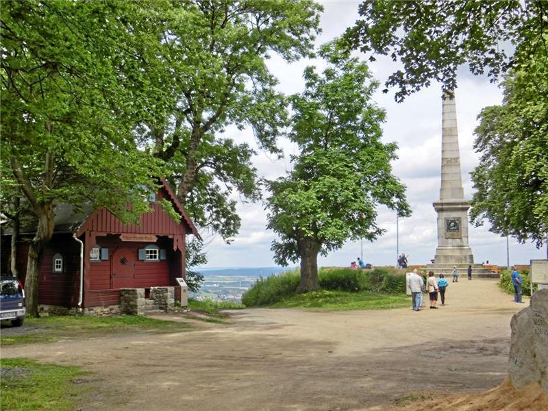 Die Harzsagenhalle mit ihrem Schrein auf dem Burgberg in Sichtweite der Canossa-Säule ist ein großer  Publikumsmagnet.  Foto: Schlegel