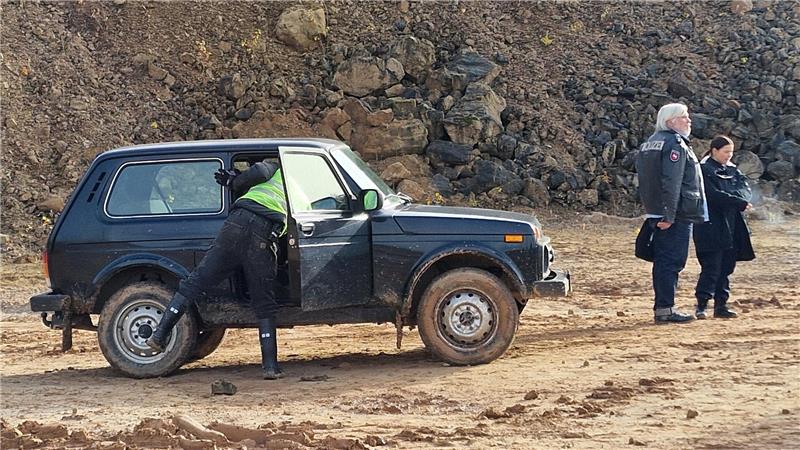 Die Hauptdarsteller Aljoscha Stadelmann (alias Frank Koops) und Anna Fischer (alias Mette Vogt) vor ihrem Auto am Set. 