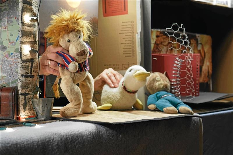Der schlimmste, knuffeligste Verbrecher Die Hauptdarsteller im „Knuffel-theater“ sind die namensgebenden „Knuffeltiere“, darunter Mackie Messer, seines Zeichens Löwe und einer der gefürchtetsten Verbrecher Londons. Foto: Hörseljau