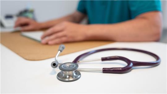 Die Hausarztpraxen sollen die Patientinnen und Patienten künftig an die Fachärzte weitervermitteln. (Symbolbild)