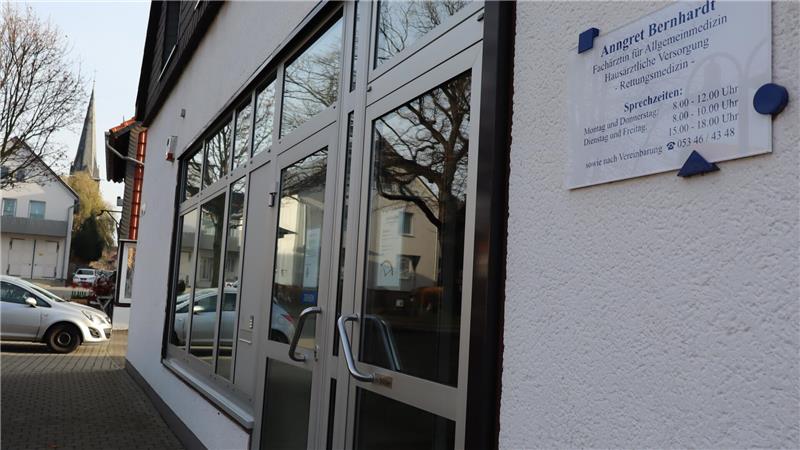 Eingangstür zu Hausarztpraxis in Othfresen.