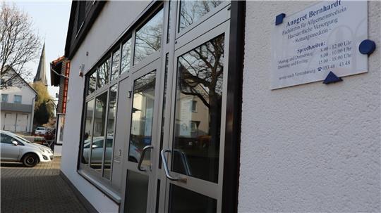 Eingangstür zu Hausarztpraxis in Othfresen.