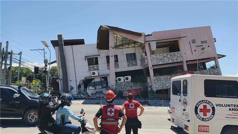 Beben auf Philippinen: Zahl der Toten und Verletzten steigt Die Heftigkeit der Erdstöße ließ ganze Häuser kippen oder einstürzen.