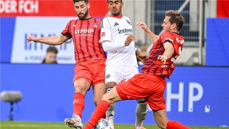 Nächster Dämpfer: Eintracht spielt 1:1 in Heidenheim Die Heidenheimer Defensive um Tim Siersleben hatte viel zu tun.