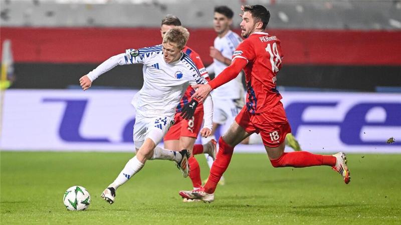 Heidenheim verpasst Achtelfinale der Conference League knapp Die Heidenheimer um Marvin Pieringer (r.) kämpften gegen Kopenhagen hart um den Achtelfinaleinzug.