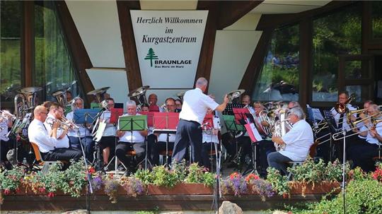 Die Heilsarmee beginnt ihren Auftritt in Braunlage mit der Bläsergruppe, dirigiert von Richard Woodrow aus England.
