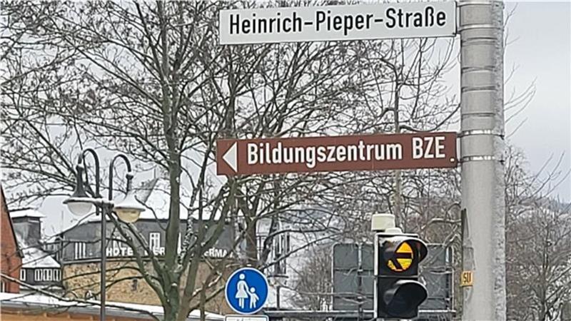 Die Heinrich-Pieper-Straße am Odeon-Theater wurde 1951 nach dem Goslarer Hotelier benannt. Im Hintergrund sind die Umrisse des "Achtermann" zu erkennen, den er Anfang des 20. Jahrhunderts groß umgebaut hatte.