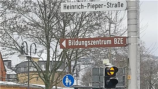 Die Heinrich-Pieper-Straße am Odeon-Theater wurde 1951 nach dem Goslarer Hotelier benannt. Im Hintergrund sind die Umrisse des "Achtermann" zu erkennen, den er Anfang des 20. Jahrhunderts groß umgebaut hatte.