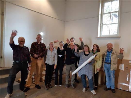 Die Helfer des Bergstadtvereins haben die Rathausscheune nach der Kunstausstellung „Natur – Mensch“ wieder aufgeräumt und die Kunstwerke – wie das gestern ausgezeichnete von Markus Bydolek – eingepackt. Foto: Privat