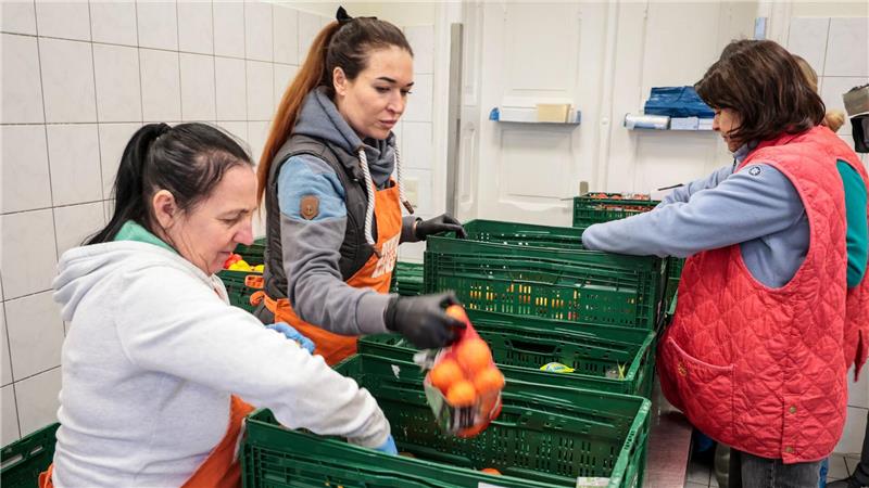 Wie Ehrenamtliche die Tafel in Bremerhaven retten Die Helferinnen und Helfer hatten für den ersten Tag alles gut vorbereitet.