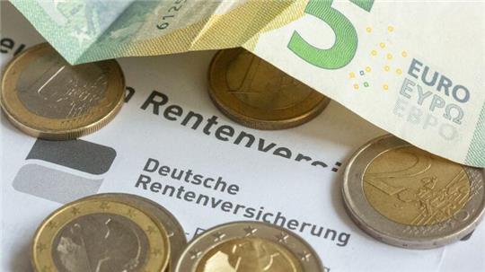 „Die Herausforderung ist kleiner als früher prognostiziert“, sag die Präsidentin der Deutschen Rentenversicherung über die Sicherheit der Rente.