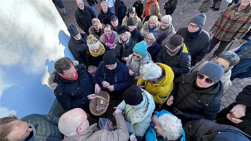 Die Herren des Rotary-Clubs haben sich strategisch gut postiert, da bleibt wenigstens der Rücken frei.