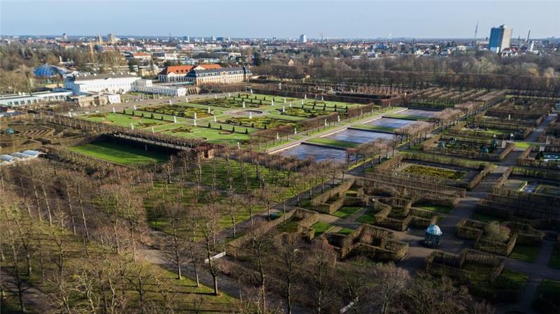 Zum Jubiläum sollen Zitruspflanzen und Aprikosen wachsen Die Herrenhäuser Gärten mit dem Schloss Herrenhausen.
