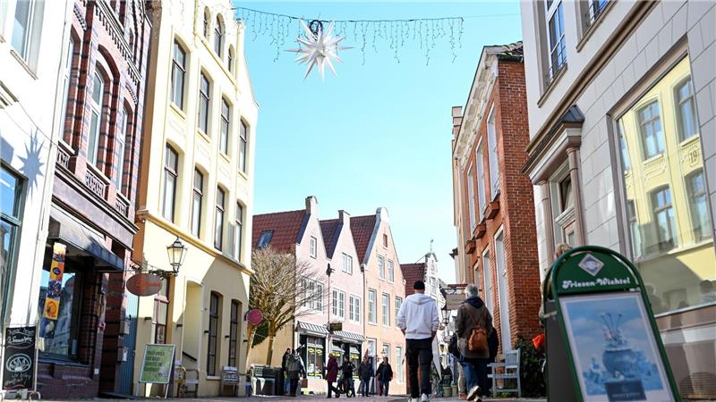 Die Herrnhuter Sterne in der Altstadt dienen der Filmkulisse. 