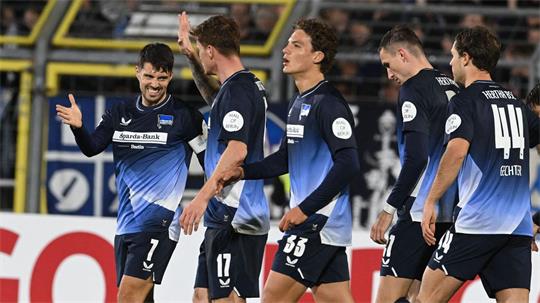 Die Hertha-Profis bejubeln das 1:0 durch Kapitän Josip Brekalo.
