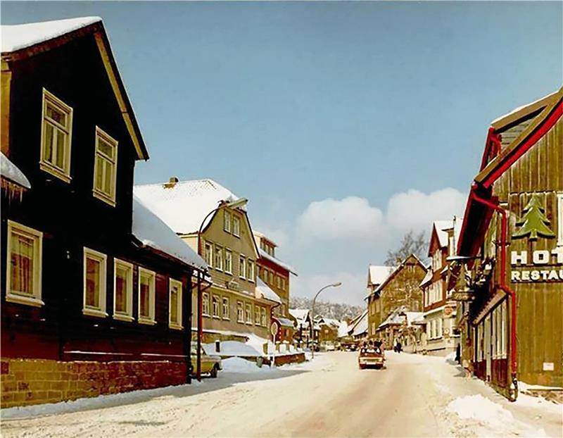 Die Herzog-Wilhelm-Straße 1969: Die „Tanne“ ist ein Hotel und Restaurant, und es gibt kein Türmchen auf dem Hotel Viktoria.  Foto. Archiv Ralf Spillner