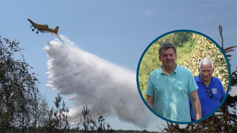 Die "Hexe 1" löscht die Flammen aus der Luft. Sachsen-Anhalts Ministerpräsident Schulze erkundet gemeinsam mit dem Kreisbrandmeister des Landkreises Harz, Kai-Uwe Lohse, das betroffene Gebiet.