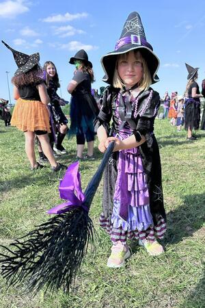 So fröhlich begrüßen die Bad Harzburger den Wonnemonat Mai Die Hexe von heute kleidet sich in Schwarz und Lila.