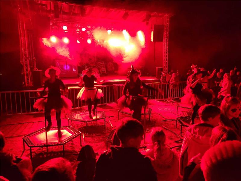 Hexen im Harz: Zehntausende feiern wieder Walpurgis Die Hexen der TSG Bad Harzburg fliegen nicht - sie springen auf Trampolinen. Foto: Exner