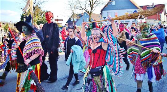Die Hexen und Teufel aus der Bergstadt sind es gewohnt, zu marschieren, wie beispielsweise beim Walpurgisfest in St. Andreasberg. Archivfoto: Jung