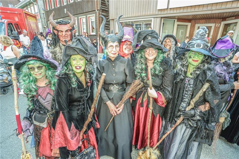 Die Hexen und Teufel rund um Katharina Dundler (2.v.r.), Leiterin der Tourist-In...