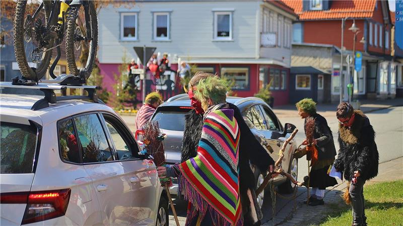 Kurzzeitiger Halt in St. Andreasberg: Hexenzirkel kündigt Aktion an Die Hexen und Teufel wollen am Sonntag die Autofahrer in der Schützenstraße wieder anhalten.
