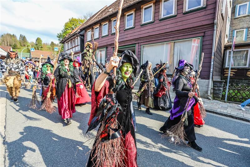 Die Hexen und Teufel ziehen gemeinsam durch Altenau zum Kurgastzentrum.