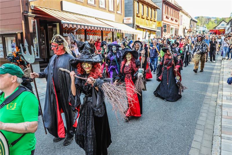 Die Hexen und Teufel ziehen gemeinsam von der Altenauer Brauerei zum Kurgastzent...
