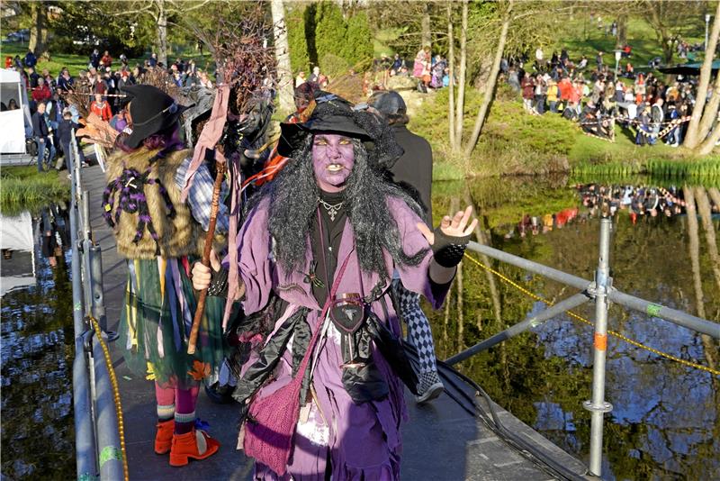 Die Hexen und Teufen treiben Walpurgis wieder ihr Unwesen im Kurpark, dazu gibt es ein attraktives Musikprogramm mit der Partyband Tänzchentee.  Archivfoto: Schlegel