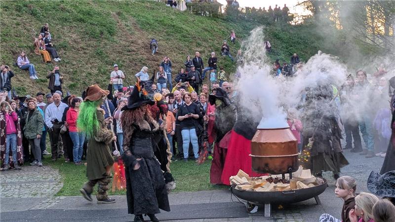 Die Hexen vom Bruchberg tanzen um den Hexenkessel.