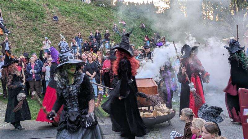 Die Hexen vom Bruchberg tanzen um den Hexenkessel.