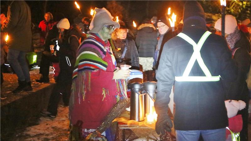 Das 129. Winterfest geht mit großer Resonanz weiter Die Hexen weisen den 172 Teilnehmern der beiden Hexenlicht-Erlebniswanderungen nicht nur den Weg, sondern bieten auch Essen und Trinken an.