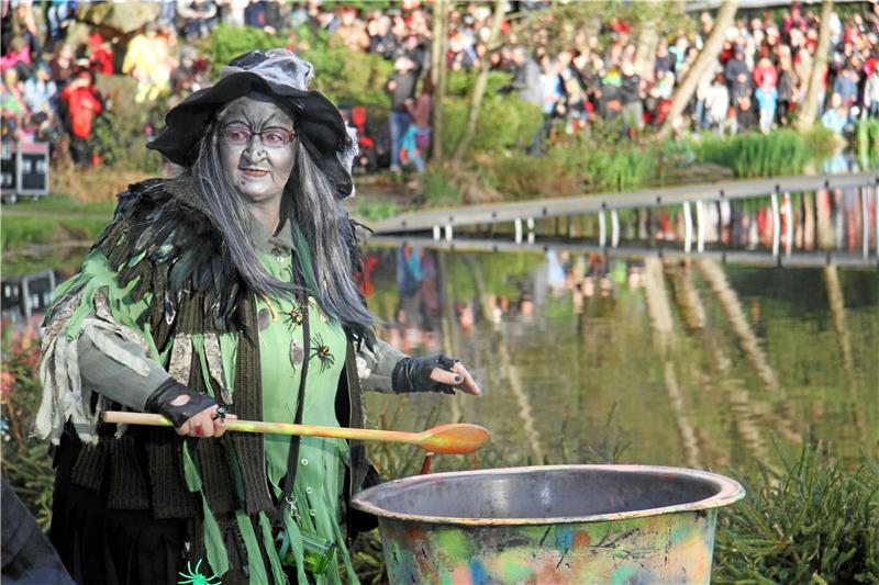 In Braunlage ist endlich wieder der Teufel los Die Hexen wollen am Abend und in der Nacht zum 1. Mai wieder ihr Höllen-Süppchen mit für Menschen ungenießbaren Zutaten vor Tausenden von Besuchern am Kurparkteich kochen. Archivfoto: Schlegel