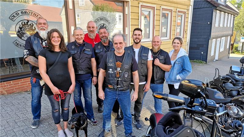 Oberharzer Motorradclub schließt Corona-Teststation „Die Hilfe hat sich ausgezahlt, freut sich Präsident Bernd Fischer (links).“ Reich geworden ist der Club dadurch jedoch nicht. Zur Abschlussfeier versammeln sich die Helfer noch einmal vor dem Clubheim in der Osteröder Straße. Foto: Weiss