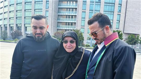 Die Hinterbliebenen der in Istanbul verstorbenen Familie aus Hamburg sind zum Prozessauftakt in Begleitung ihres Anwalts Yasar Balci (rechts) erschienen. 