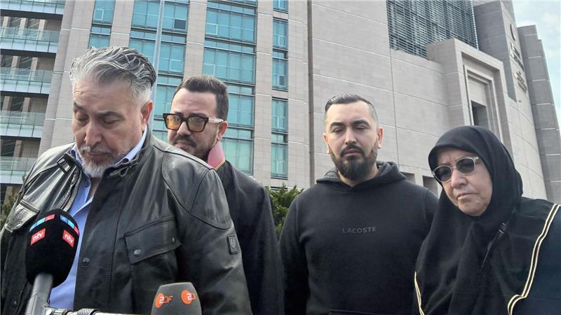 Die Hinterbliebenen der vierköpfigen Familie erhoffen sich ein hohes Strafmaß für die Angeklagten. 