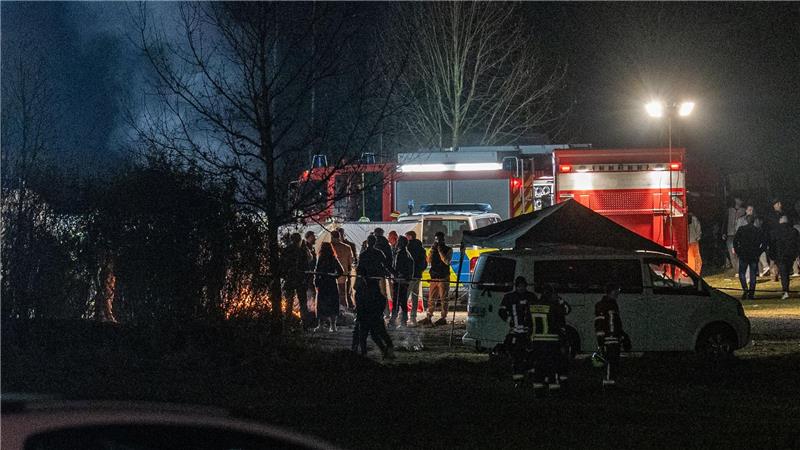 Zwei Tote bei zwei Feiern in Bayern - Täter weiter flüchtig Die Hintergründe des Streits blieben zunächst unklar.