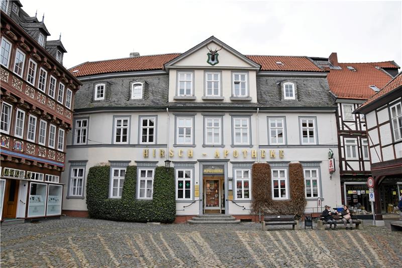 Jetzt sind in Goslar die Ideen neuer Mieter gefragt Die Hirsch-Apotheke mit ihrem Biedermeier-Inventar ist Teil des Förderprogramms und steht für potenzielle neue Mieter zur Verfügung. Fotos: Kleine
