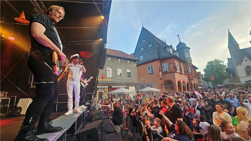 Walpurgis in Goslar: Die verschleierte Hexe trägt Schwarz Die „Hitfluencer“ sorgen für Stimmung auf dem Marktplatz. Fotos: Epping, Sowa