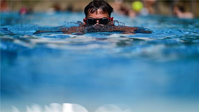 Bilder des Tages Die Hitze kommt zurück: Abkühlung im Freibad