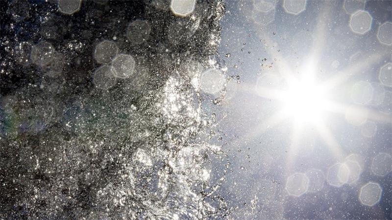 Die Hitzewelle hat viele Auswirkungen: Es gibt Badetote, aufgeplatzte Fahrbahnen, starke Gewitter und eine erhöhte Waldbrandgefahr.