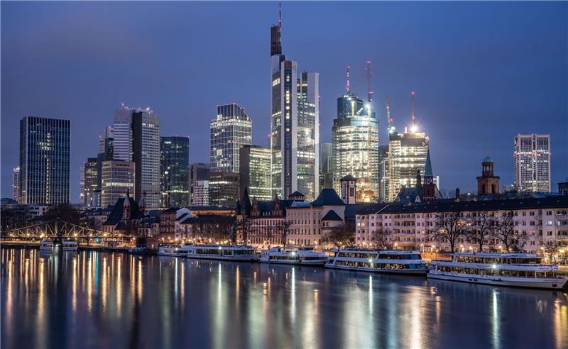 Bafin-Präsident: Zwei Dutzend Banken besonders im Fokus Die Hochhäuser der Banken-Skyline am Morgen am Frankfurt am Main.