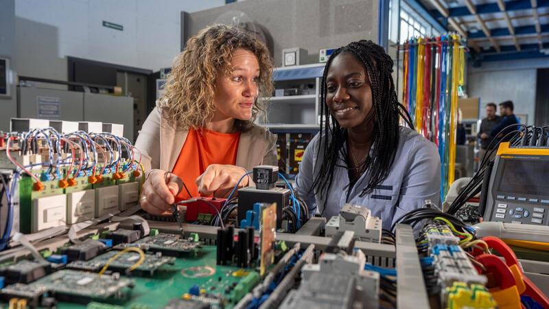 Prof. Ines Hauer (l.) mit einer Studentin in der Technikumshalle des Instituts für Elektrische Energietechnik und Energiesysteme. 