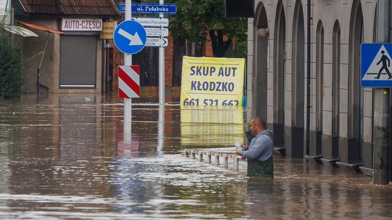 Teile Tschechiens, Polens und Österreichs sind unter Wasser Die Hochwasserlage spitzt sich auch in Polen weiter zu, hier in Klodzko.